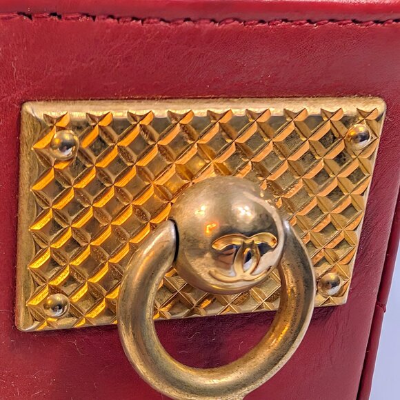 Chanel Red Chevron “Metiers d’Art Paris-Cosmopolite" Small Bag - Picture 11 of 16